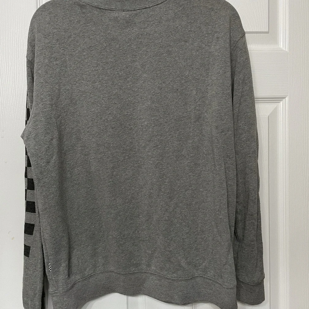 Vans gray crew neck.
Size: XS - Picture 2 of 3